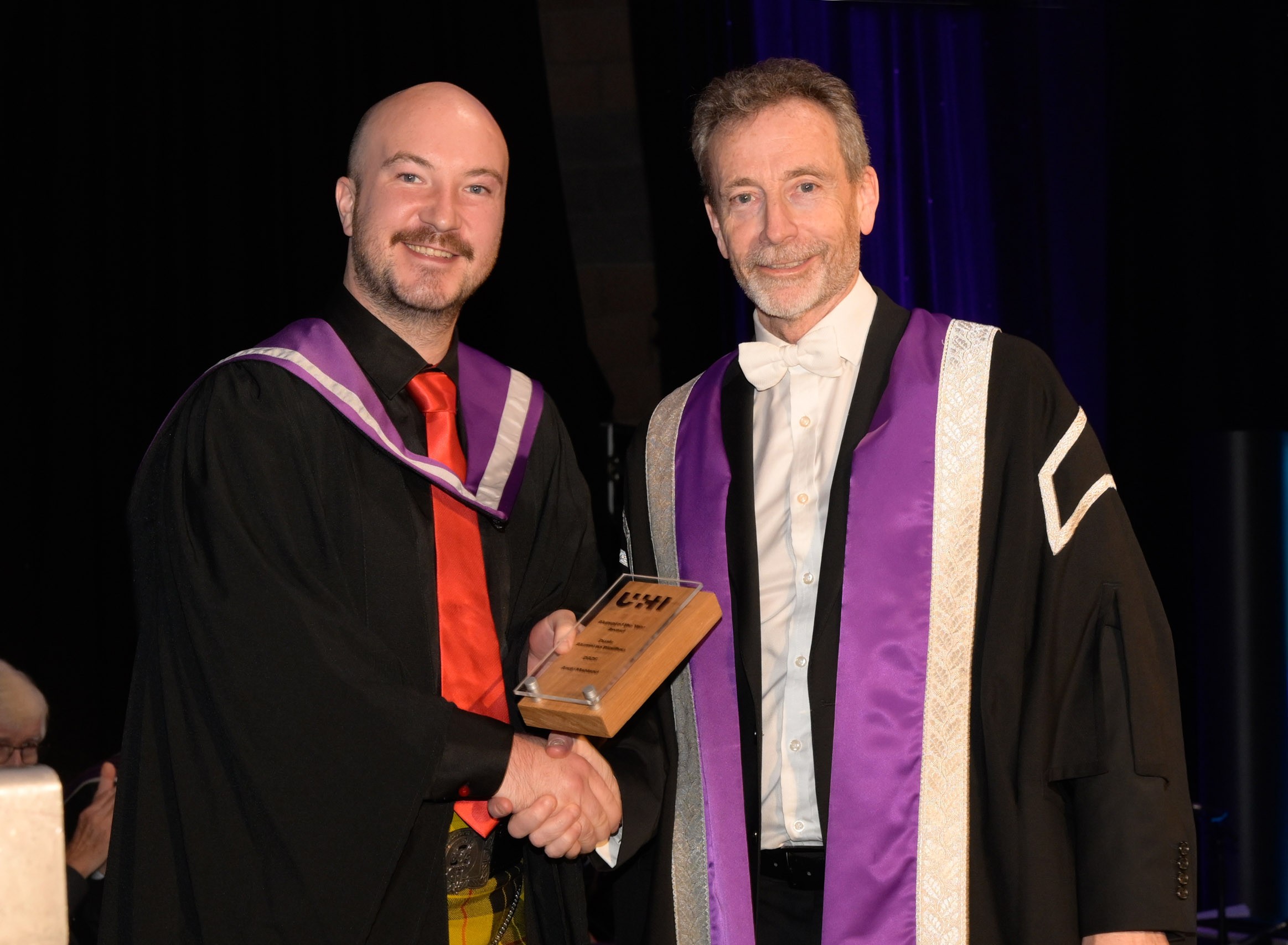 Bhuannaich an l&ugrave;th-chleasaiche Parailimpigeach Andy MacLe&ograve;id duais Alumni na Bliadhna aig UHI 2025